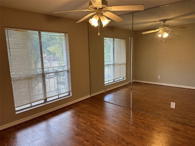 Building Photo - 3900 Woodchase Dr