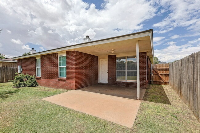 Building Photo - "Spacious 3-Bedroom Haven with 2 Full Baths – 1,592 Sq Ft with Lawn Care Included!"