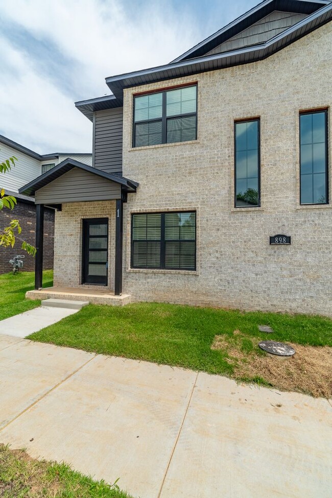 Building Photo - LIKE NEW 3-bedroom 2.5 bath Townhome in Fa...