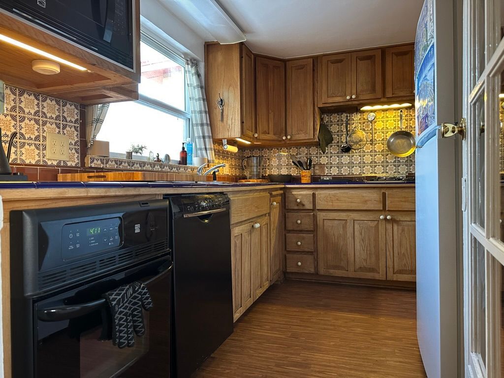 Building Photo - 332 Kit Carson Rd