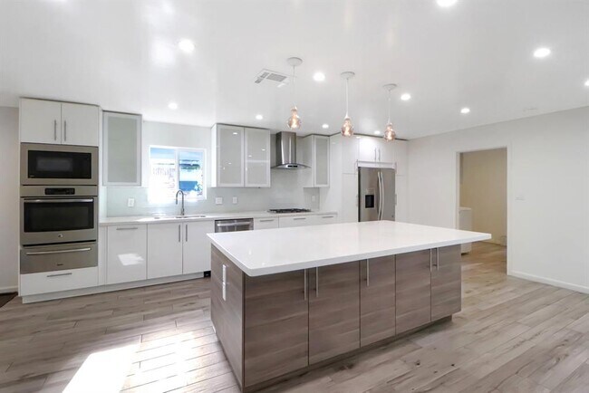 Building Photo - 5602 Sylmar Rd