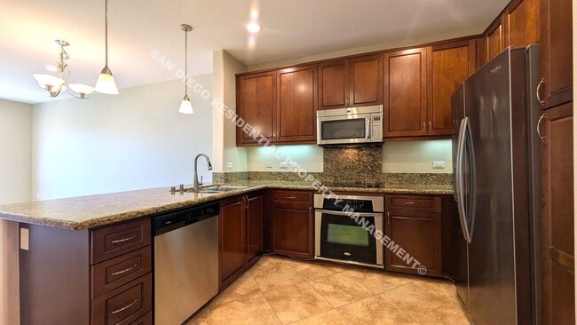 Building Photo - Bright 1 Bed / 1 Bath Condo in Upscale Com...