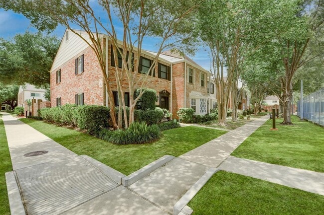 Building Photo - 3 BD / 2.5 BR Townhome in Memorial Club co...