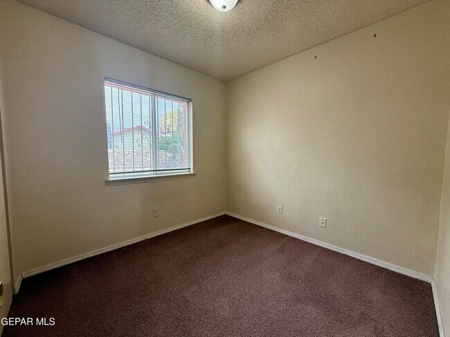 Building Photo - 12118 Royal Woods Dr