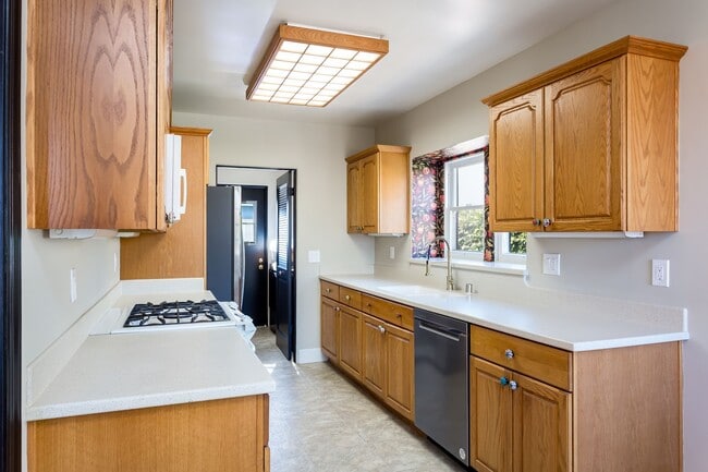Building Photo - Charming Home in Kensington