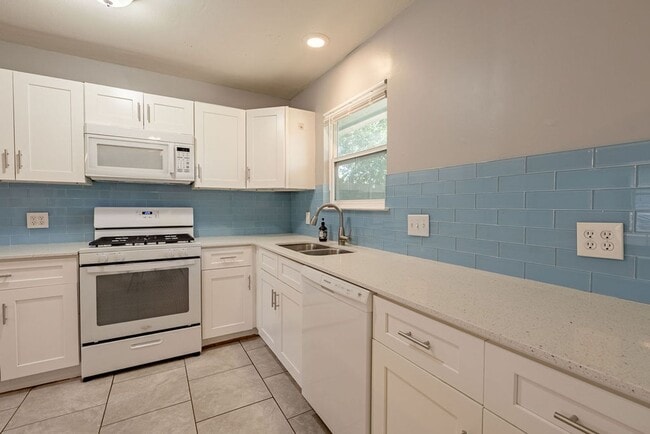 Building Photo - Beautiful 3 bedroom, 2 bathroom home in North Lamar!!!