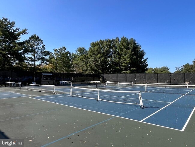 Building Photo - 15100 Interlachen Dr