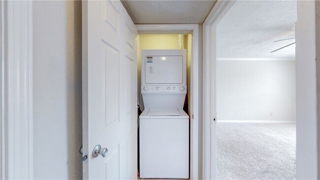 Building Photo - 904 University Oaks Blvd