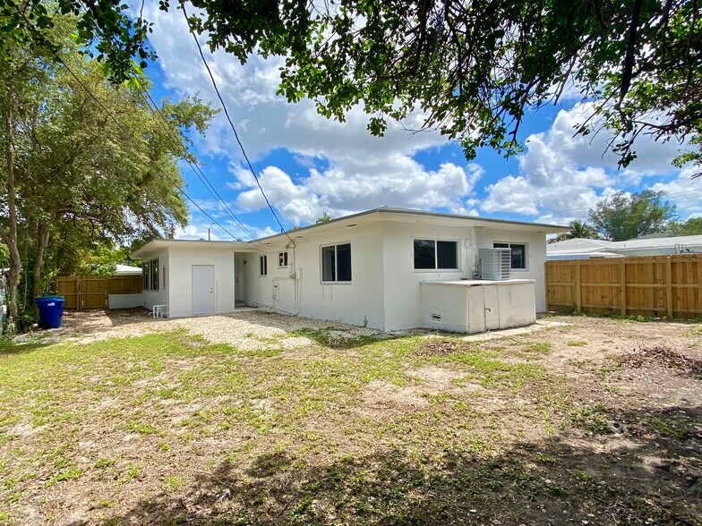 Private Yard - 1317 NE 116th St