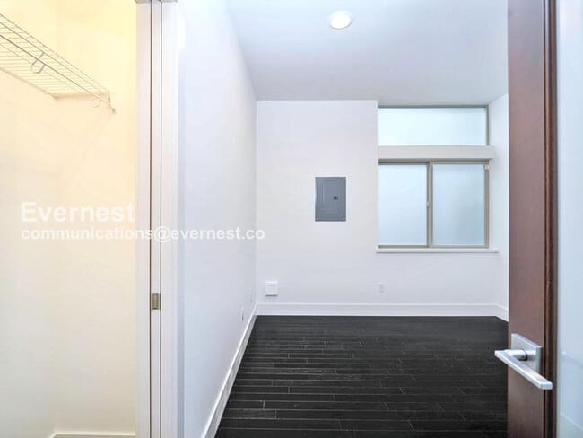 Building Photo - 2618 Eastlake Ave E