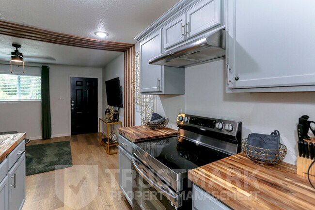 Building Photo - 614 Adams Ave