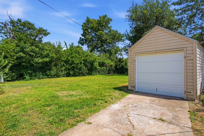 Building Photo - 1236 SW 30th St