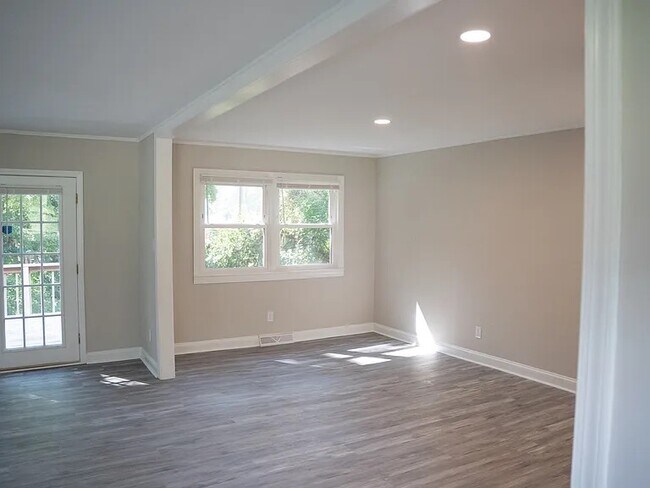 Building Photo - 914 Edison Rd