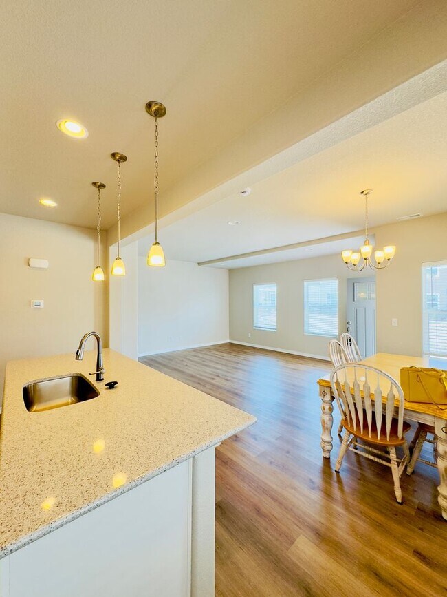 Building Photo - 3 Bedroom 2.5 bath 2 car garage with centr...