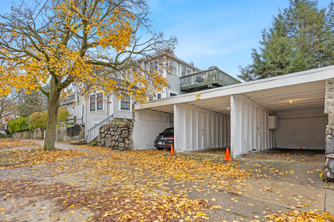 Building Photo - 1 bed, 1 bath lower unit