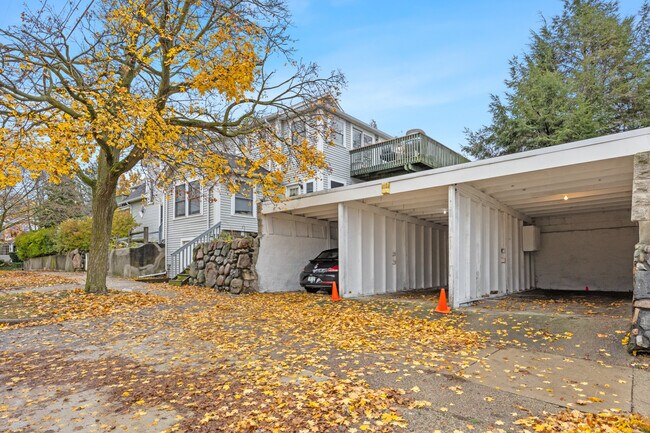 Building Photo - 647 Fairview Ave NE