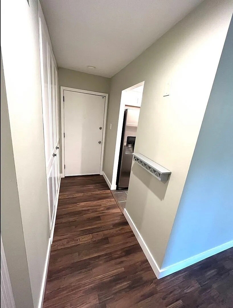 Building Photo - 429 Drummers Ln