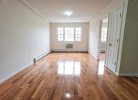 Building Photo - 17 Covert St