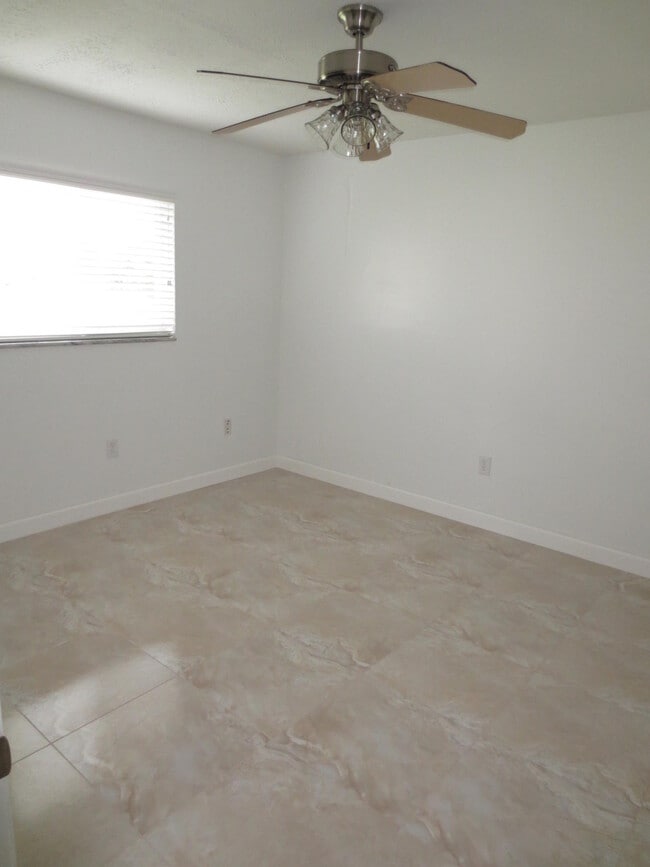 Building Photo - 1283 Anhinga Dr