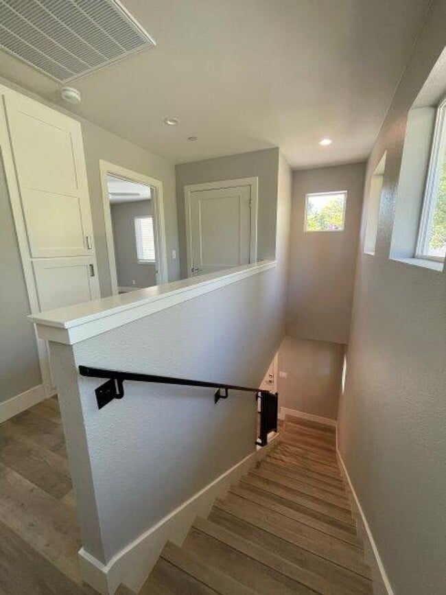 Building Photo - Tahoe Park 2 Bedroom Near UC Davis Med Center