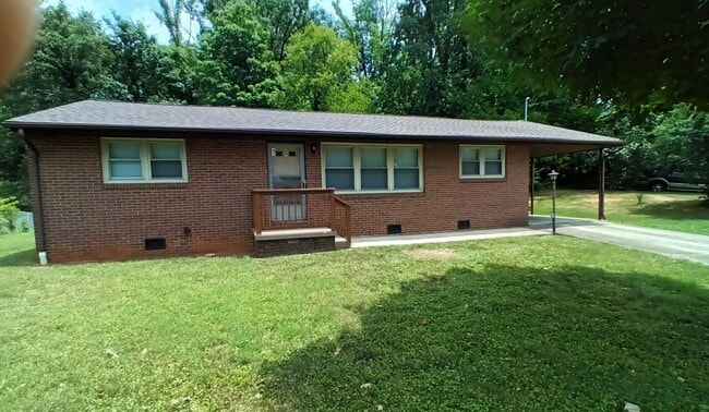 Primary Photo - 3 Bedroom / 2 Bath Brick Ranch Home Kingsp...