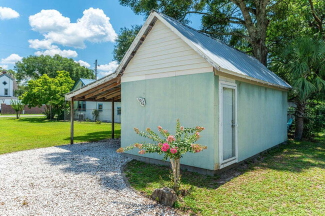 Building Photo - A spacious four bedroom, two and a half bathroom home located in the heart of the DeFuniak Spring...