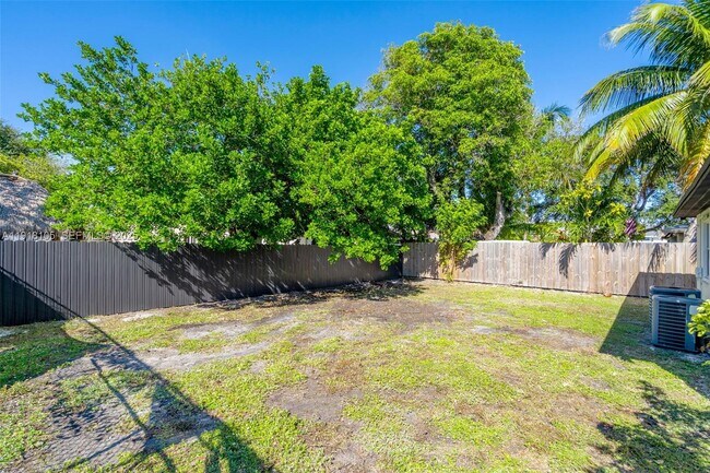 Building Photo - 124 SE 2nd Terrace