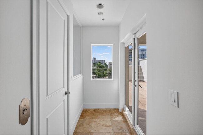 Building Photo - 508 N Birch Rd