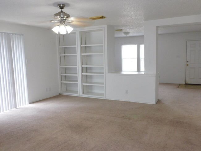 Building Photo - Beautifully maintained 3-bedroom, 2-bath home