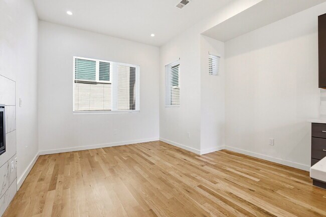 Building Photo - $2,745.95, 2-bed, 2.5 bath, located in Denver with a Rooftop Patio