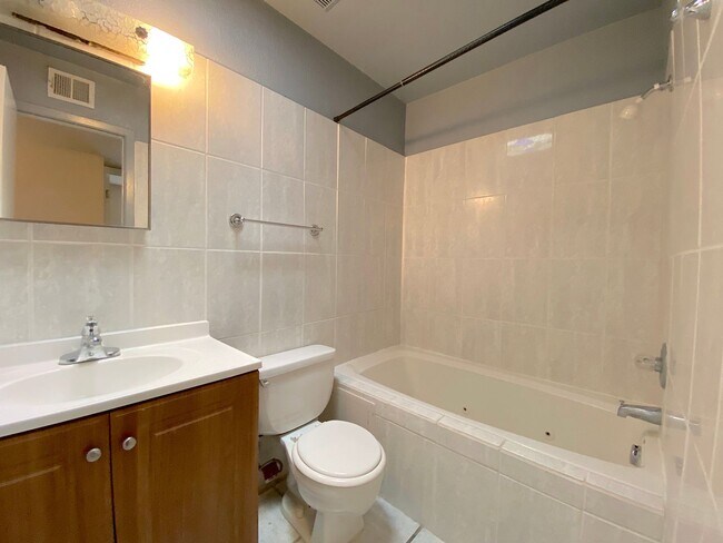 Building Photo - Northeast El Paso 3bed/2bath with Refrig A/C!