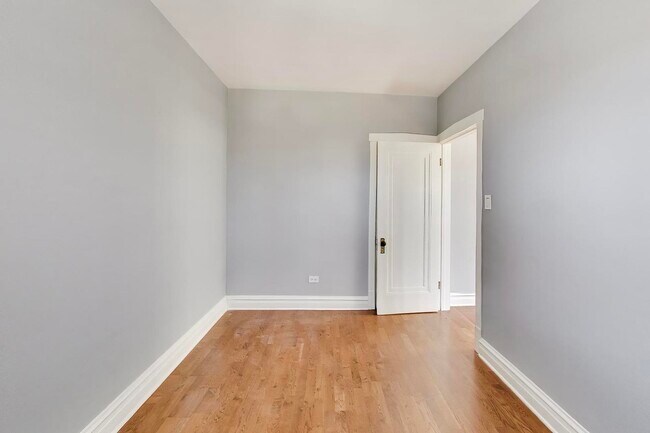 Building Photo - 3837 N Sawyer Ave