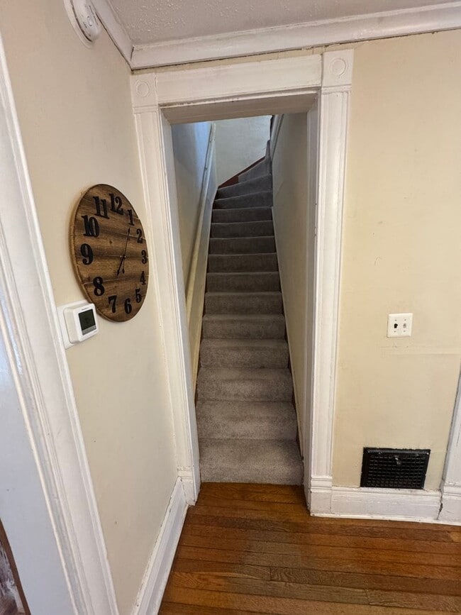 Building Photo - Furnished University area large 4 bedroom ...