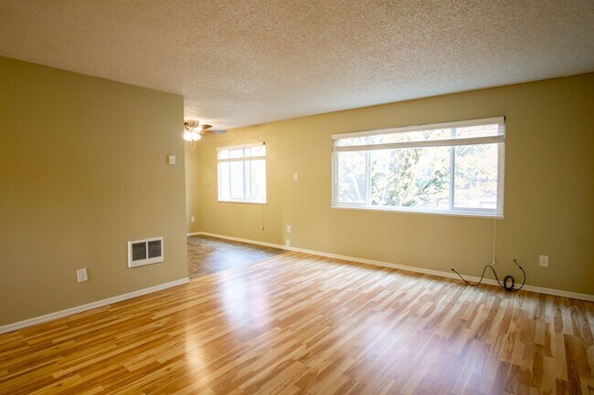 Building Photo - Garden Level 2 Bedroom in Trendy Buckman Neighborhood!