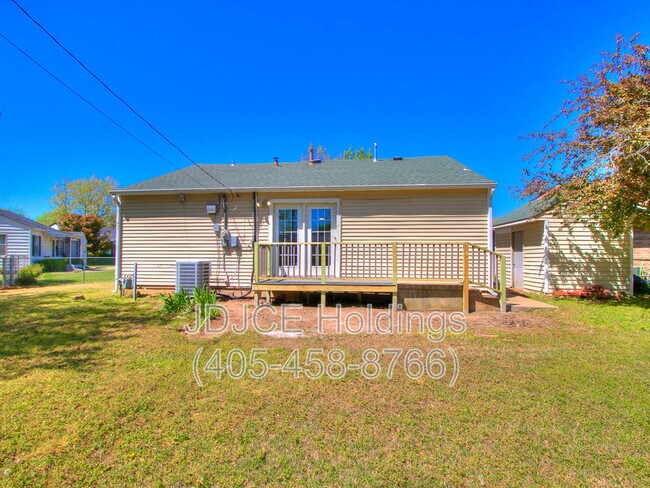 Building Photo - 122 W Marshall Dr