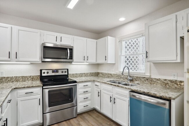 Building Photo - 2 Bedroom 2 Bathroom In A Private Community