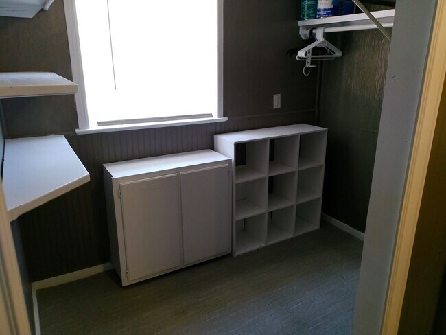 Building Photo - 1 Bedroom Newly Renovated Apartment Move-In Ready