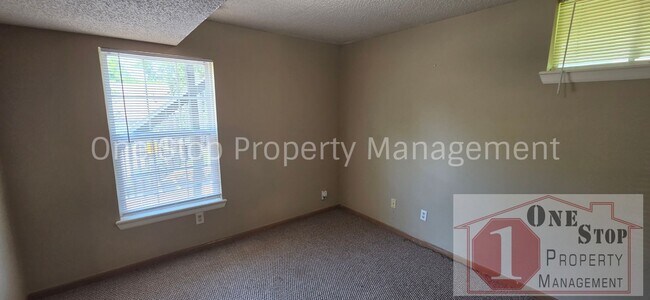 Building Photo - 3 Bedroom 2 Bathroom Duplex with 1 car garage in KCMO