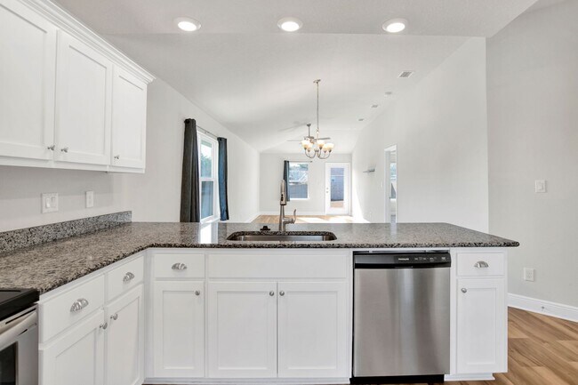 Building Photo - Beautiful 3 Bed 2 Bath Home Centrally Located in Pensacola