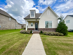 Building Photo - "Charming 3-Bed, 3-Bath Retreat on Ravensd...