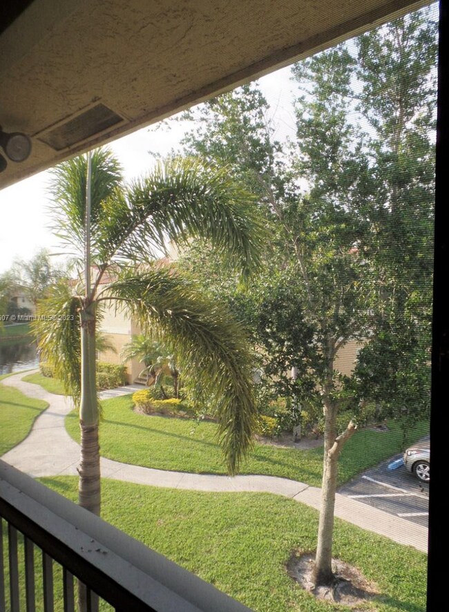 Building Photo - Beautifully Renovated 1-Bedroom, 1-Bathroom Condo in the Gated Community of Royal Poinciana!