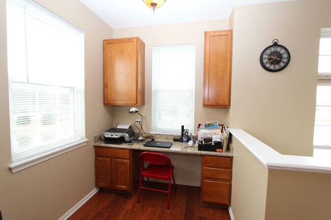 Building Photo - 260 Rosehall Dr