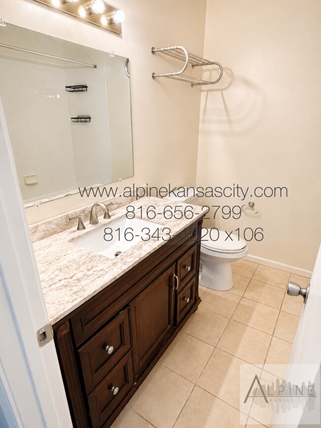 Building Photo - Spacious, 2 Car Garage! Great Location!