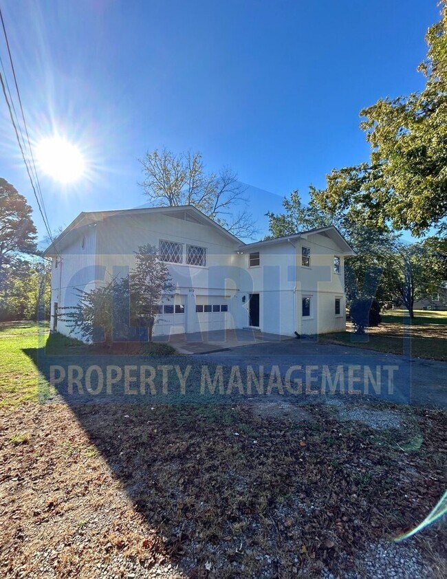 Building Photo - Charming two story home with garage and large yard!