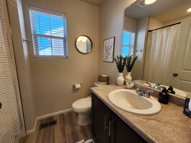 Building Photo - Beautiful, Modern 3 Bed 3 Bath Home in Ban...