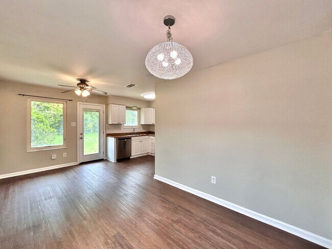 Building Photo - 3305 Oak Alley