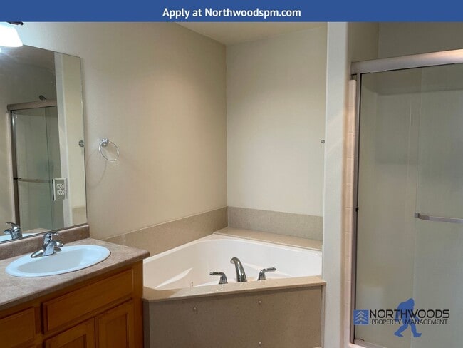 Building Photo - Beautiful 2 Story Home 3 Bdm/2.5 Bath in Q...