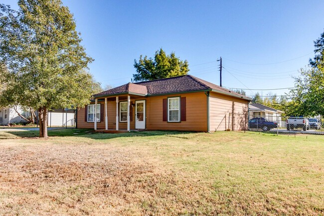 Building Photo - Newer Three bed home on large lot