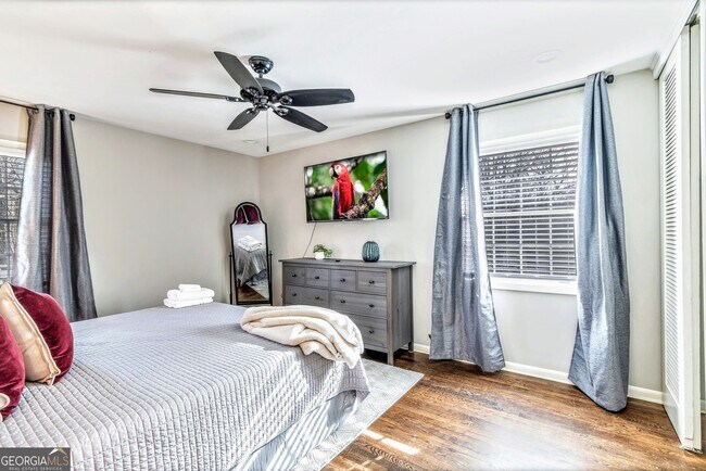 Building Photo - 2480 Powers Ferry Dr SE