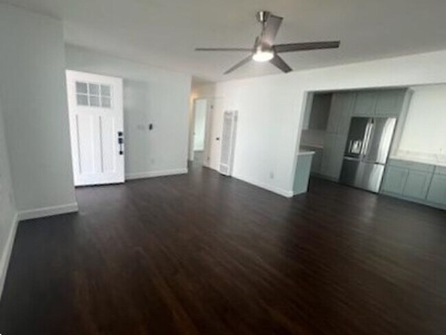 Building Photo - Imperial Beach - Newly Renovated Bungalow